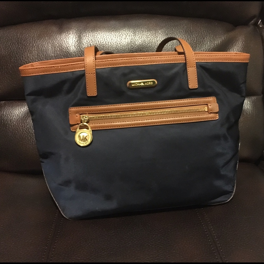 Medium Michael Kors Kempton nylon bag.