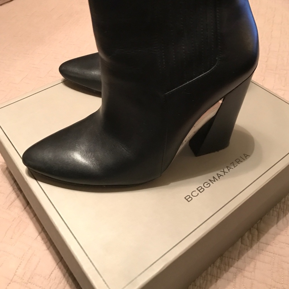 Black leather BCBG boots 7.5