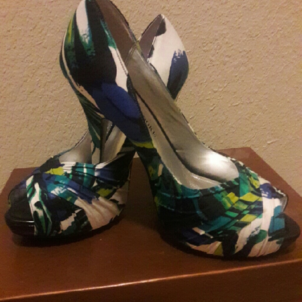 Woman peacock shoe
