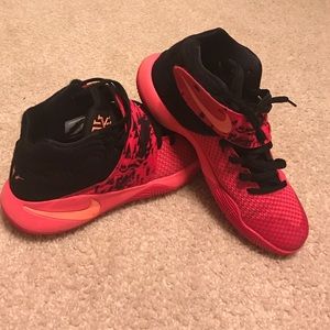 Kyrie 2's, Men's size 9