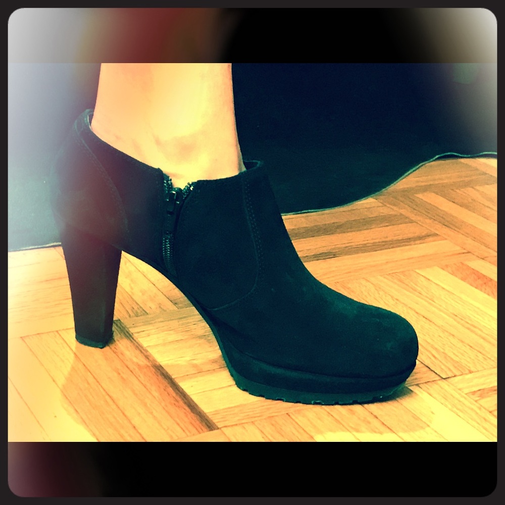 Russell & Bromley Suede Shoes 👠