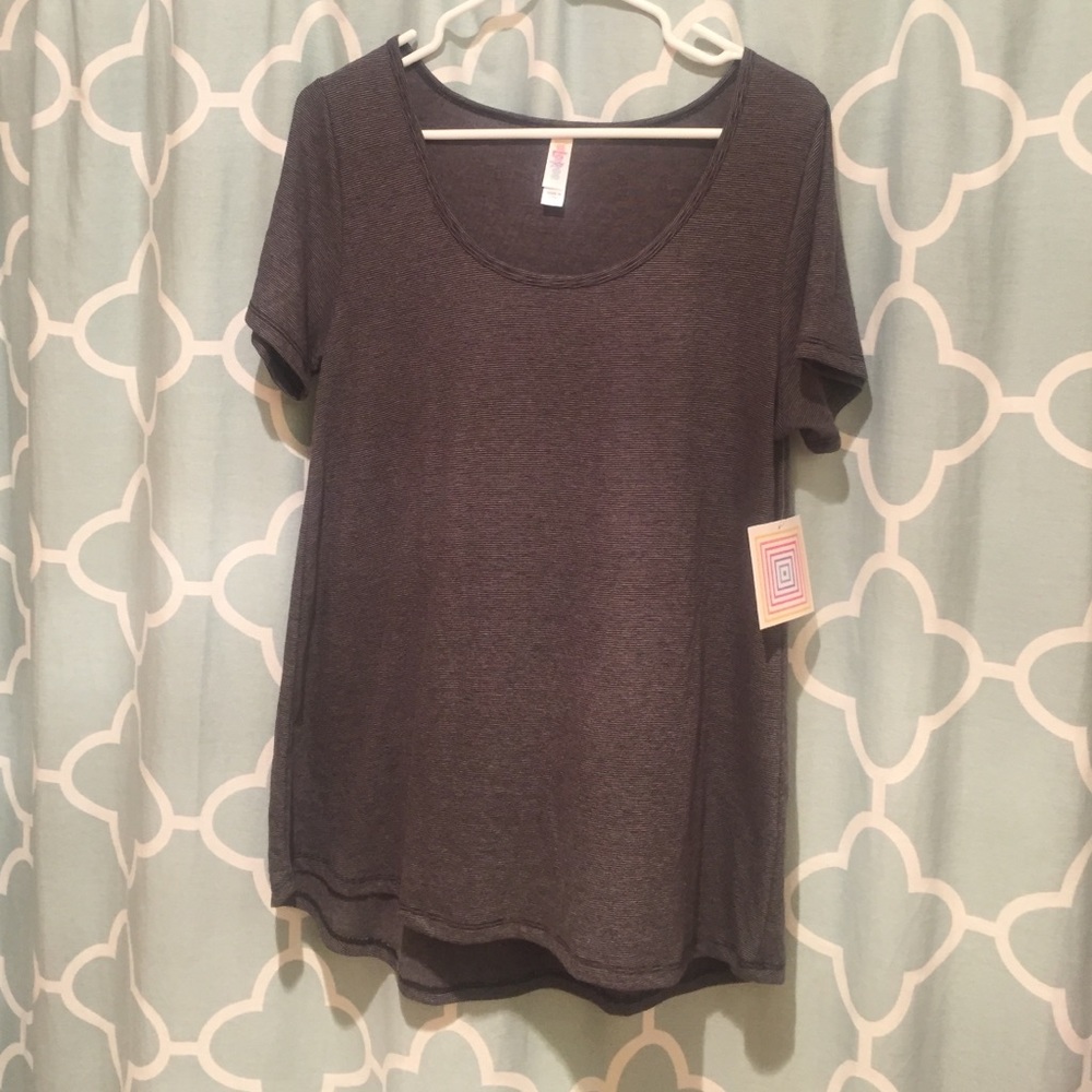 BNWT lularoe classic tee