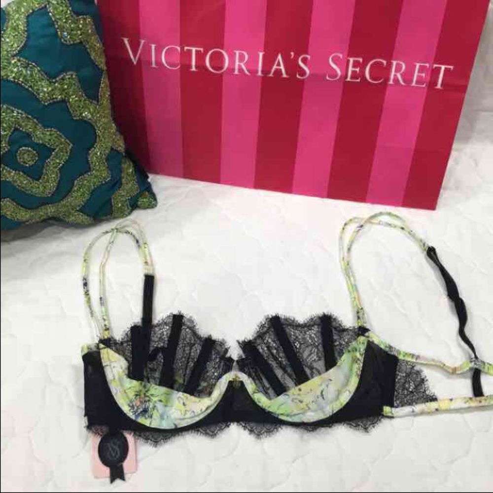 NWT✨32D VS SEXY DESIGNER Lace Demi BRA