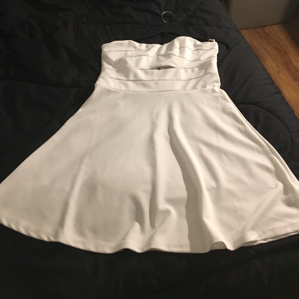 White XL short strapless A-line