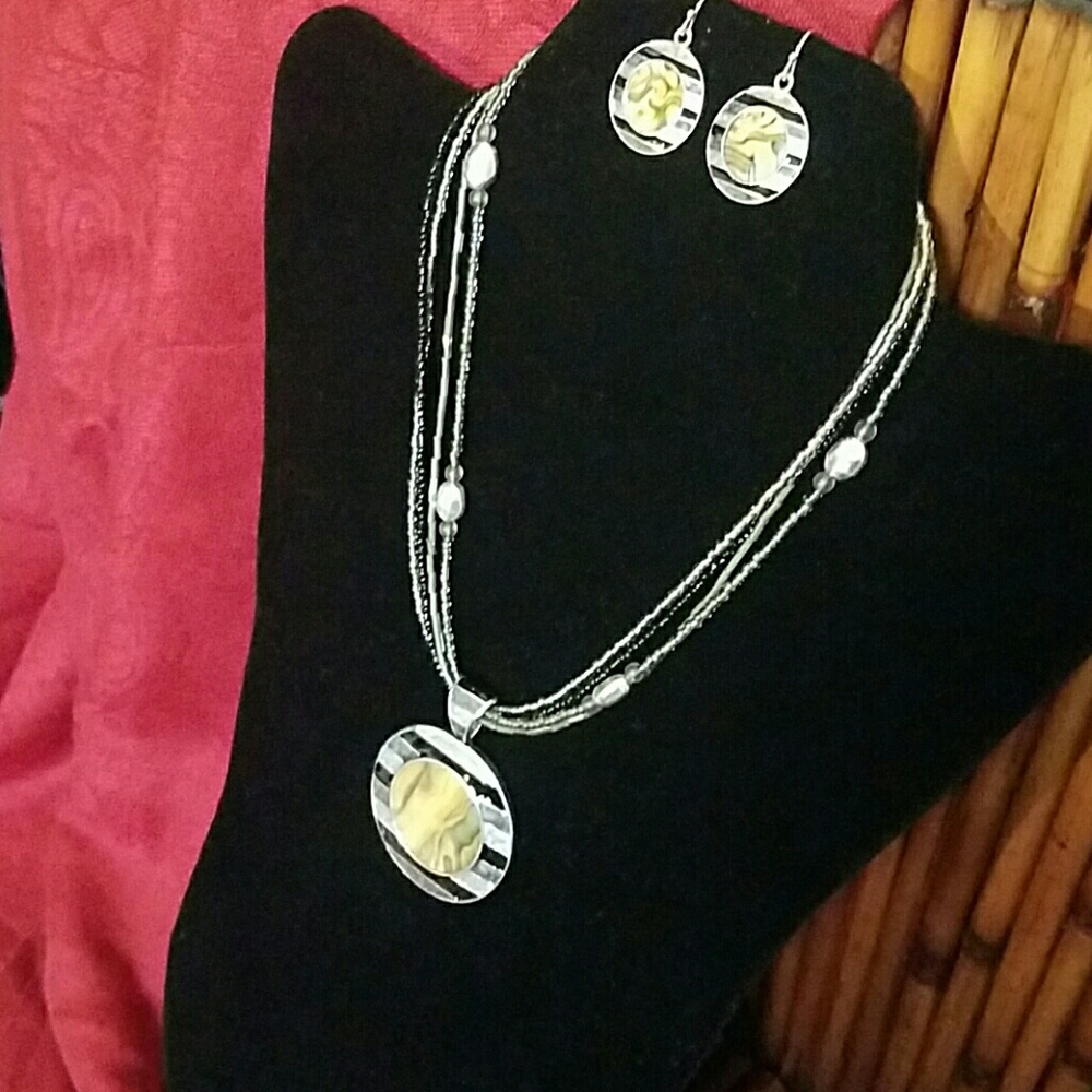 NECKLACE AND EARRINGS SET