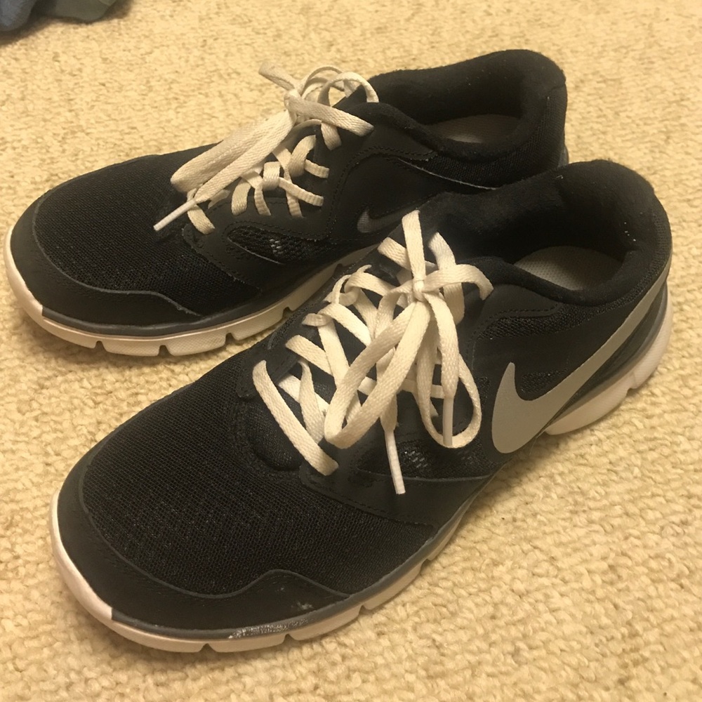 Black Nike Tennis Shoes