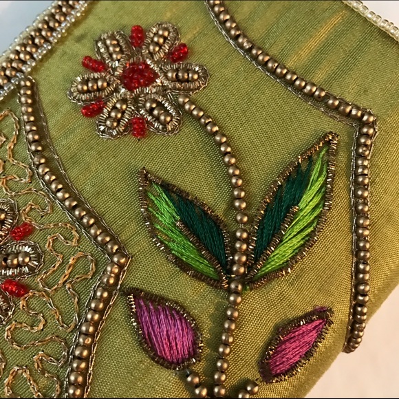 TRADING HOPE Beaded Floral Silk Sia Clutch NEW - Picture 2 of 4