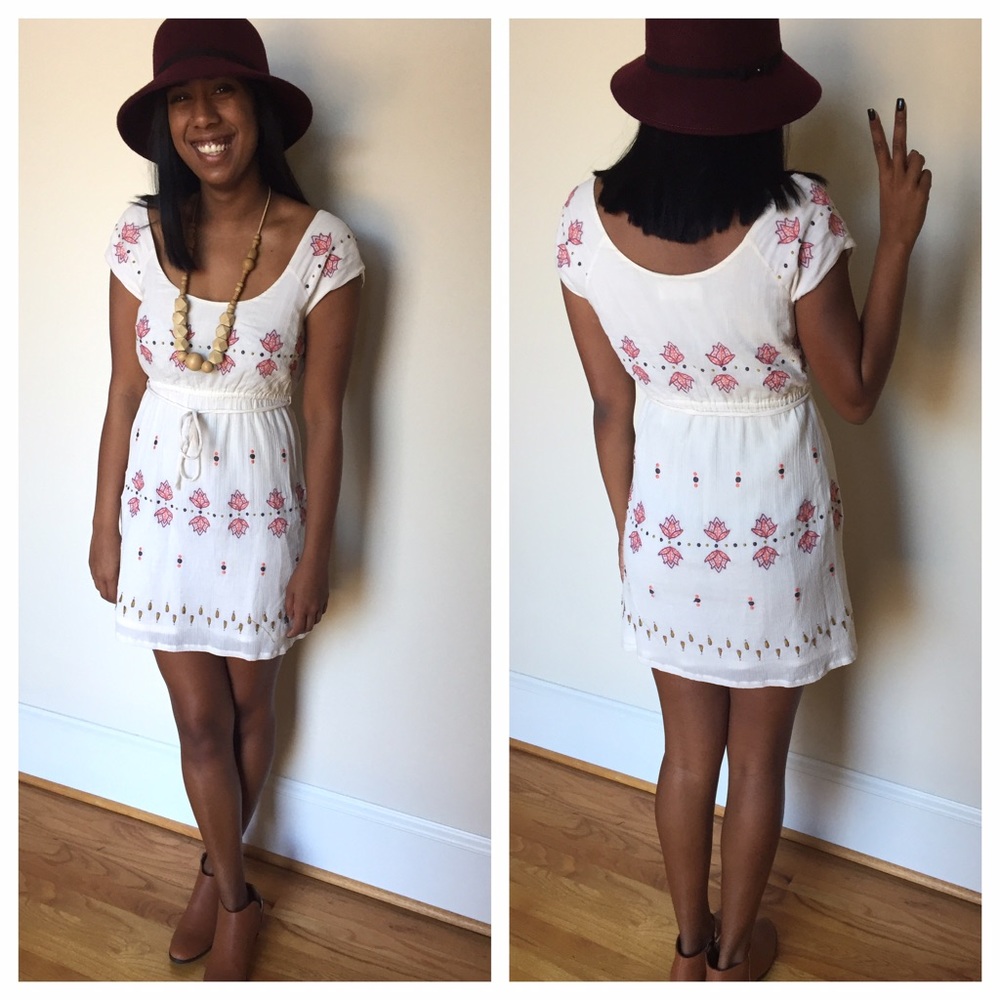 ✨Anthropologie✨ White Dress w/ Knit Floral Detail