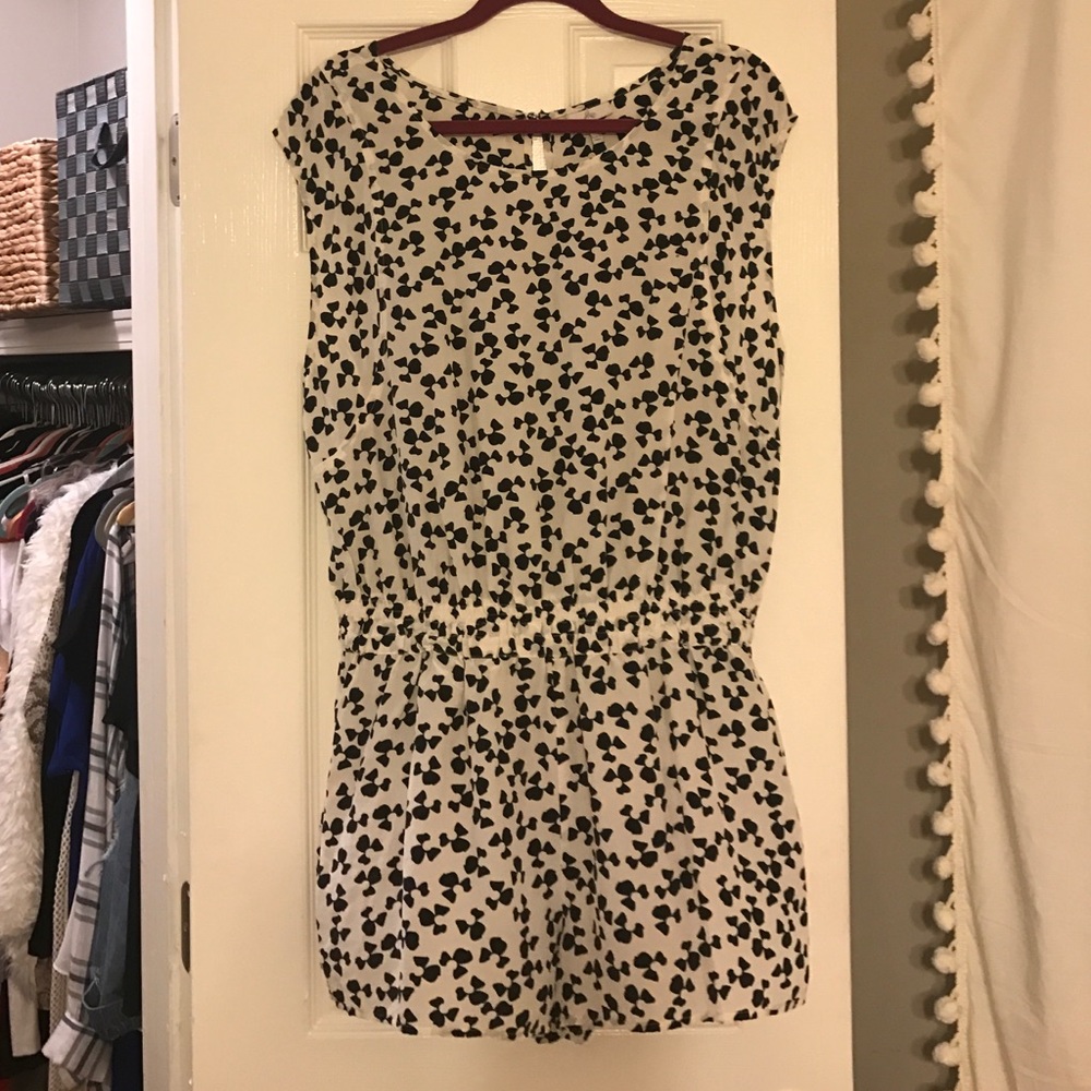 Joie black and white romper size Large