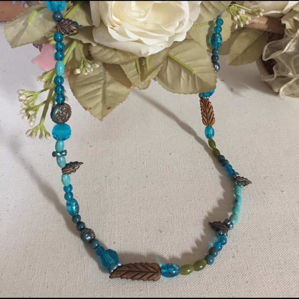 Turquoise colored necklace with leaf beads