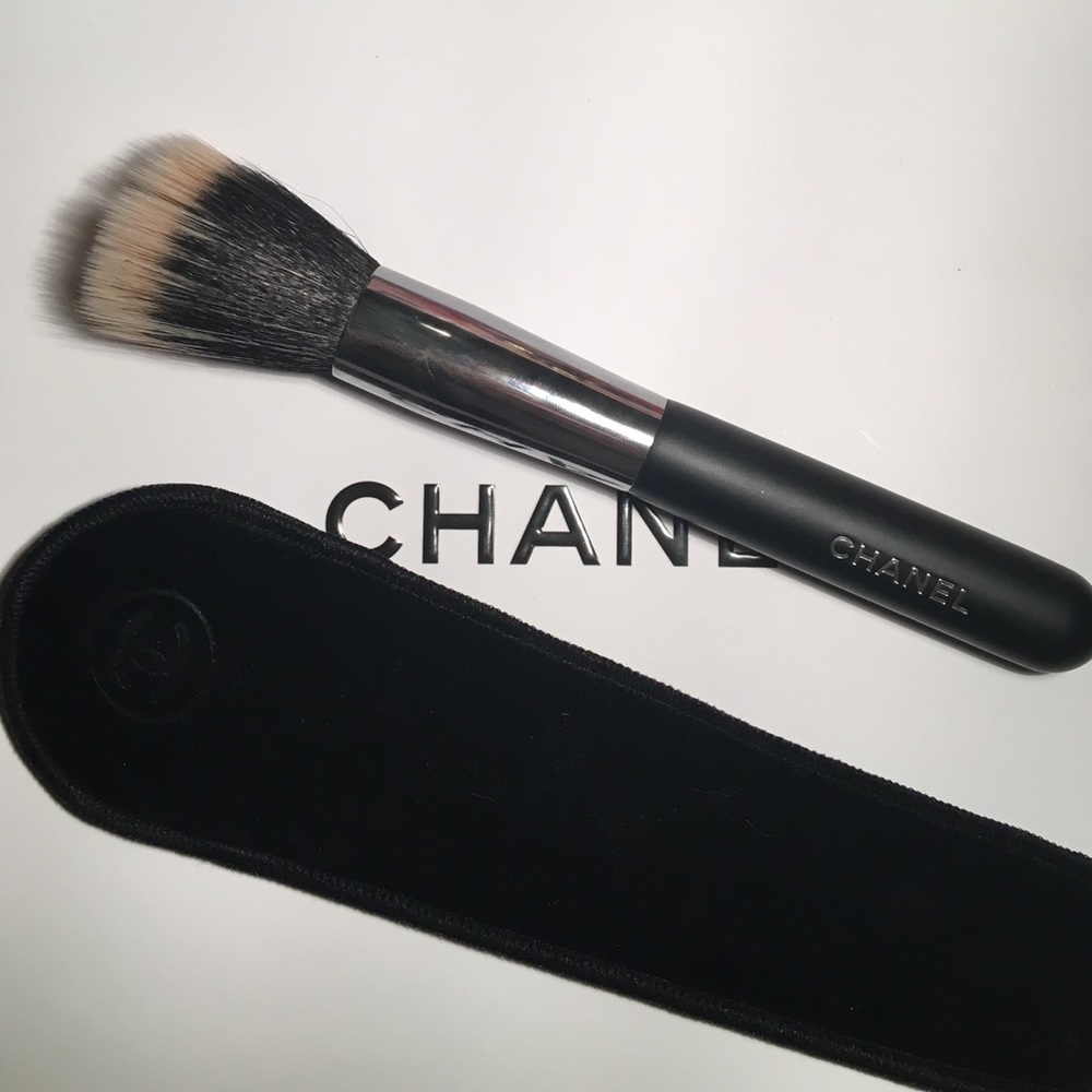 Chanel foundation liquid or powder brush #7