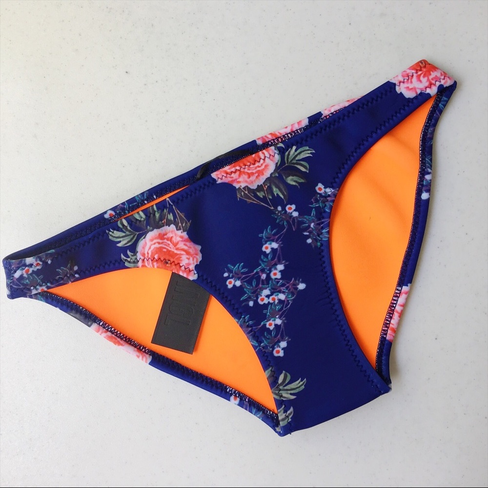Authentic Triangle bikini  set size L - Picture 6 of 7
