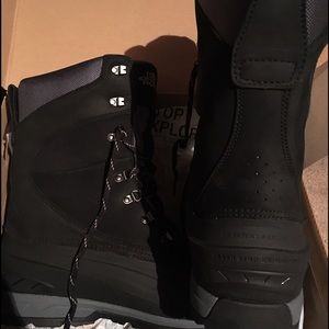 New North Face Chilkat 400 Winter Hiking Boots