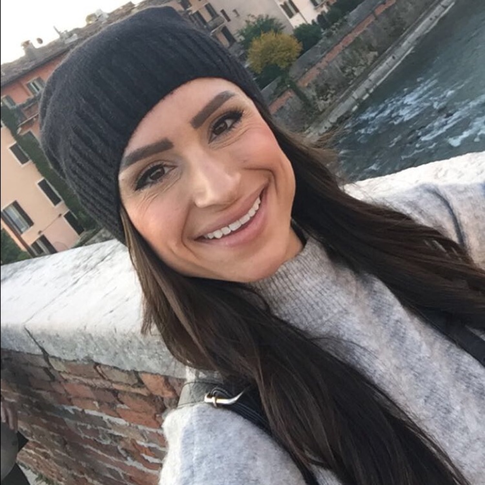Meet your Posher, Claudia