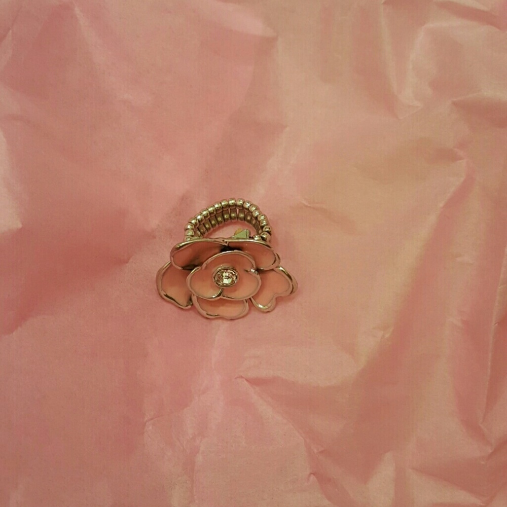 Pink flower ring w/rhinestone in the center