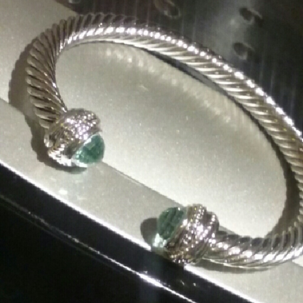 Cable bracelet with blue topaz color crystal