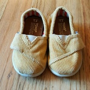 SOLD💋🍒 TOMS baby yellow mustard slip on shoes