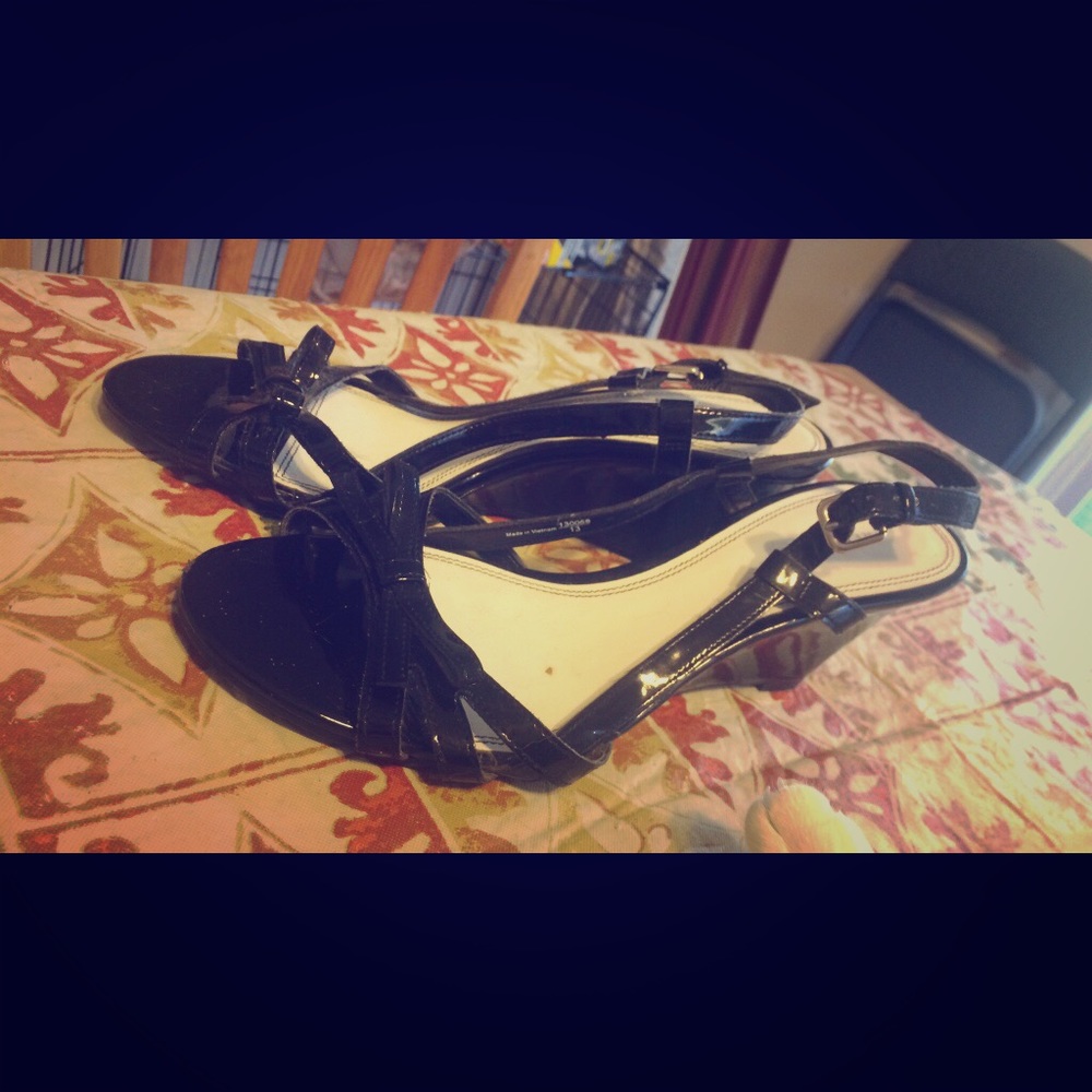 Size 10W black patent leather peep-toe heels