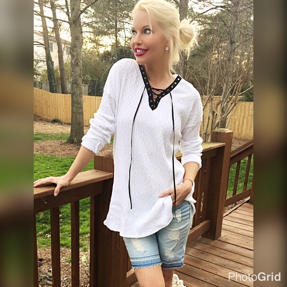 White ribbed tunic w/black contrast tie! - Picture 2 of 3