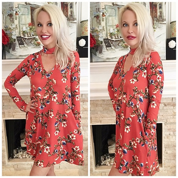 Floral keyhole dress w/pockets! - Picture 2 of 3