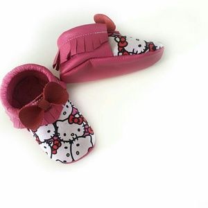 Hello Kitty moccs