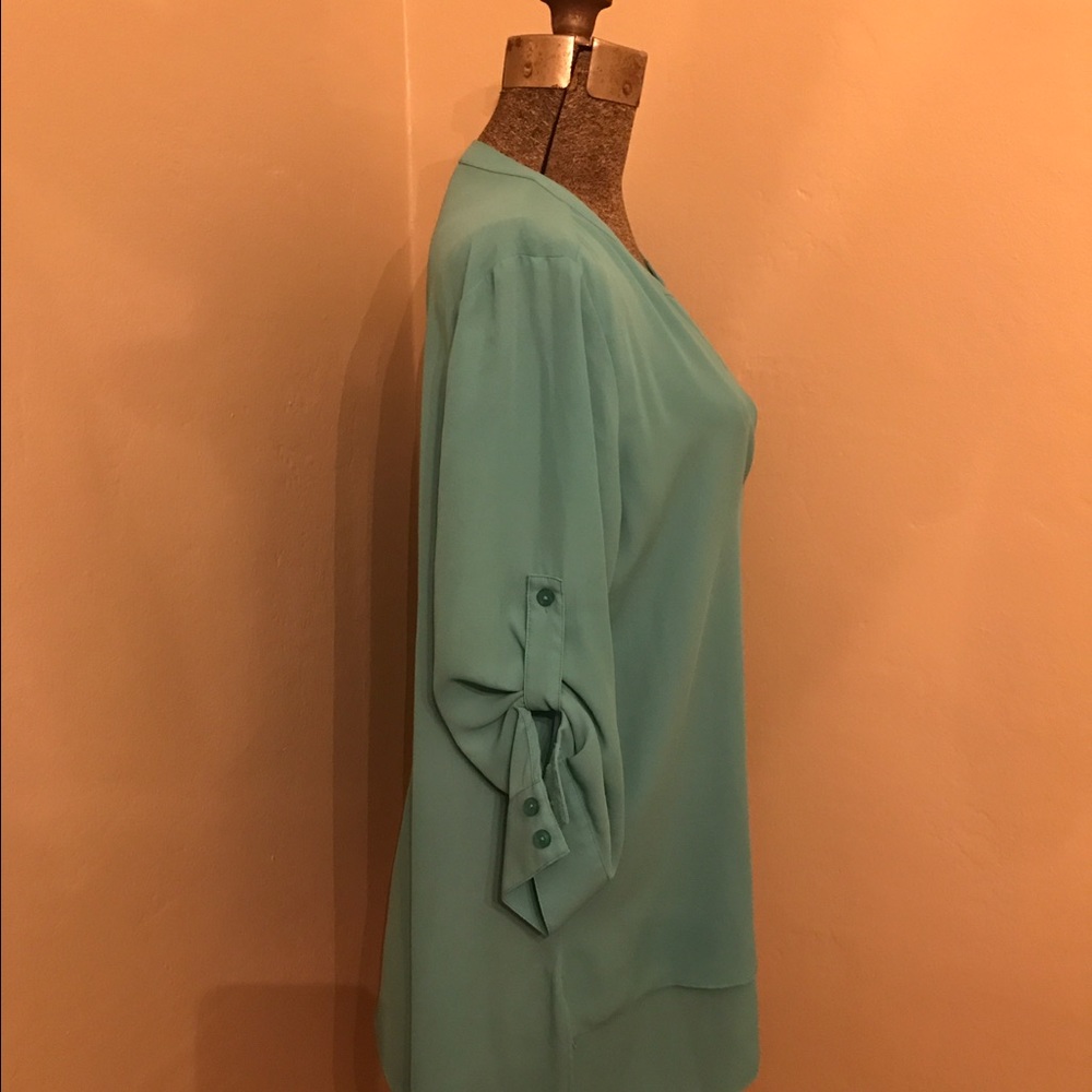Teal long sleeve a symmetrical bottom blouse.