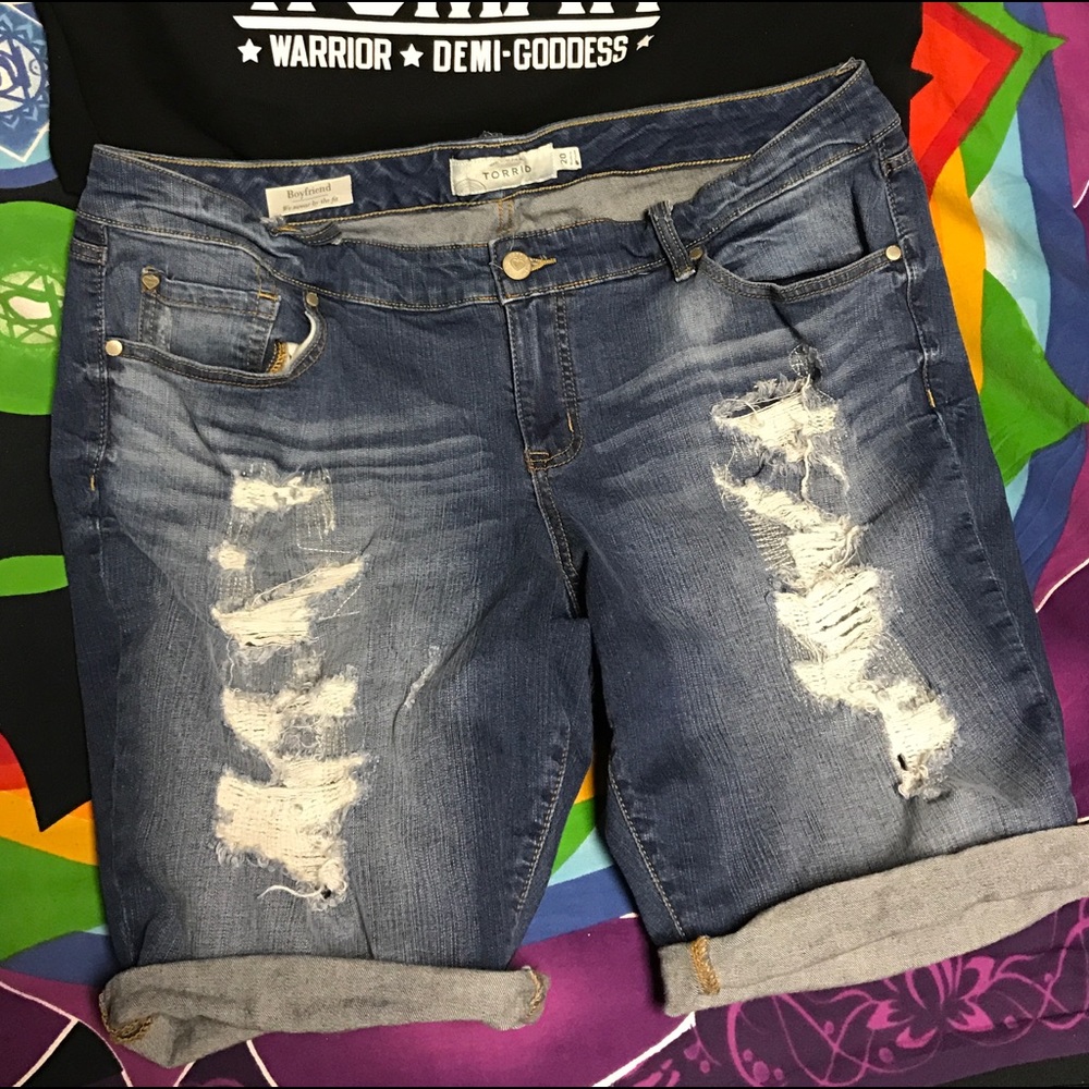 ✨SALE✨Torrid Boyfriend Medium Wash Bermuda Shorts