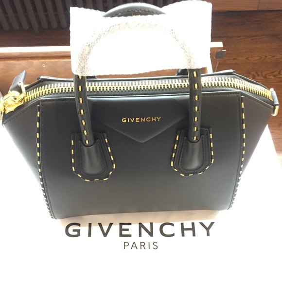 Givenchy Handbags - 🎉SOLD🎉 New Givenchy Antigona Snake Chain Satchel