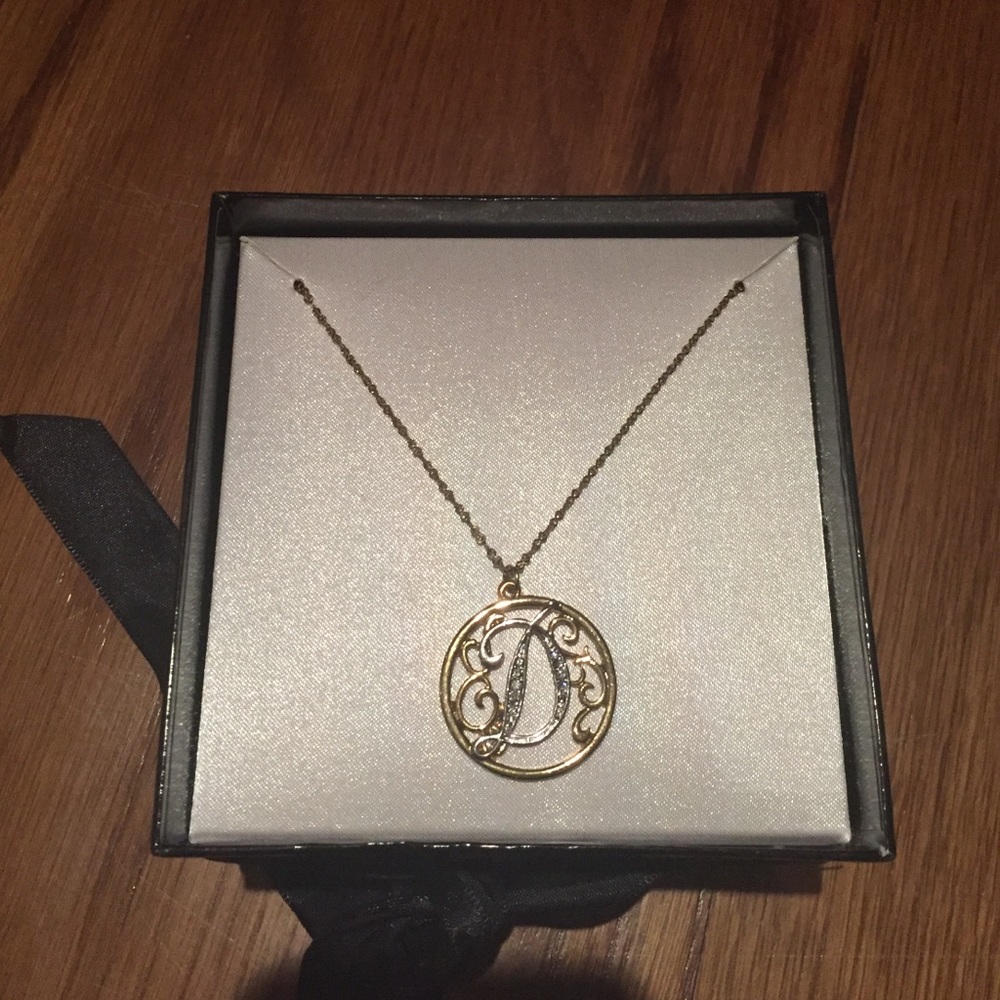 5k gold necklace with the letter D