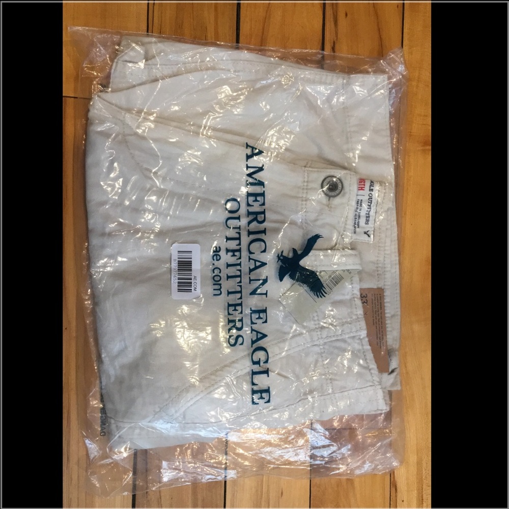 NWT MENS AE SHORTS SIZE 33