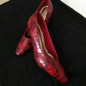 Life Stride Red croc print 3 inch heels sz: 9C