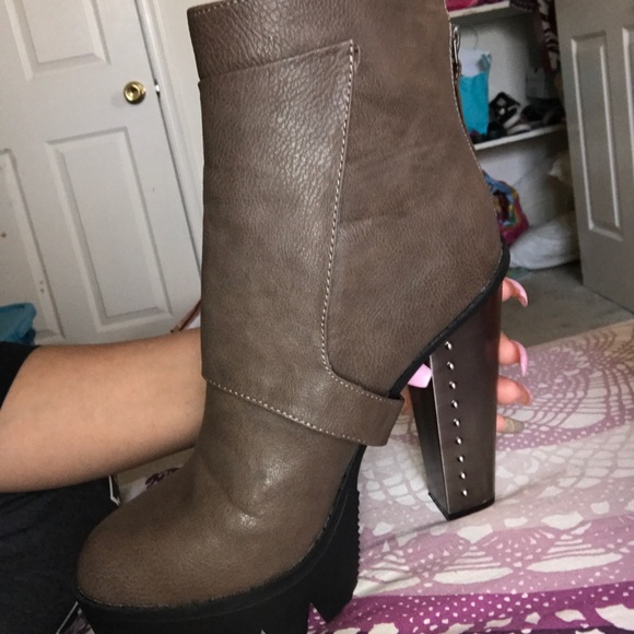 "Platforms" - Picture 2 of 4