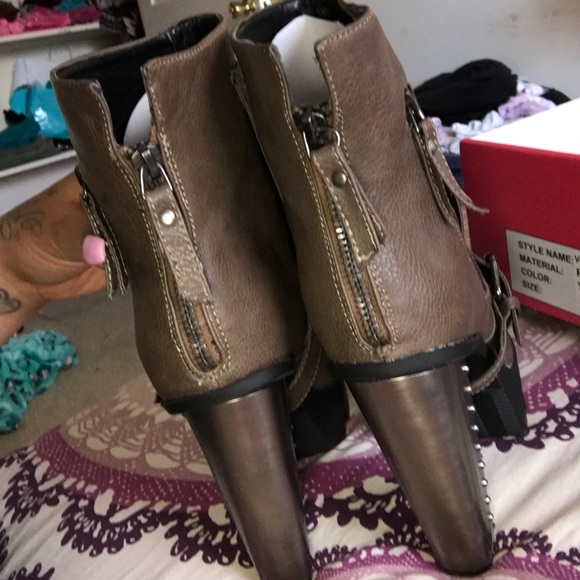 "Platforms" - Picture 3 of 4