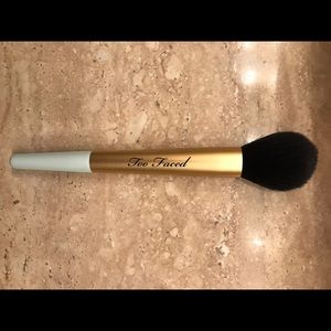 Too faced Mr Right powder brush