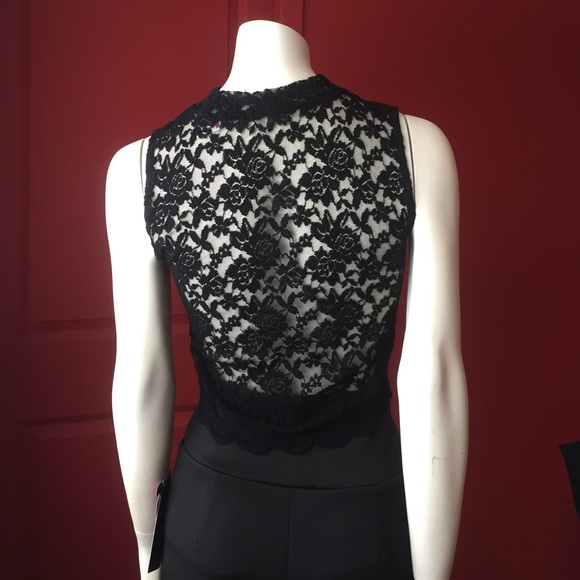 Stretchy sleeveless lace top. - Picture 2 of 4