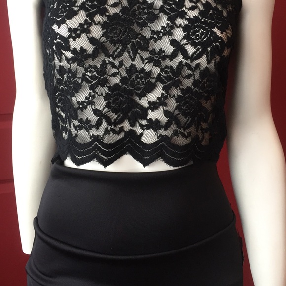Stretchy sleeveless lace top. - Picture 3 of 4