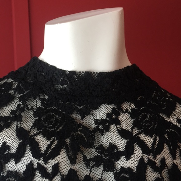 Stretchy sleeveless lace top. - Picture 4 of 4