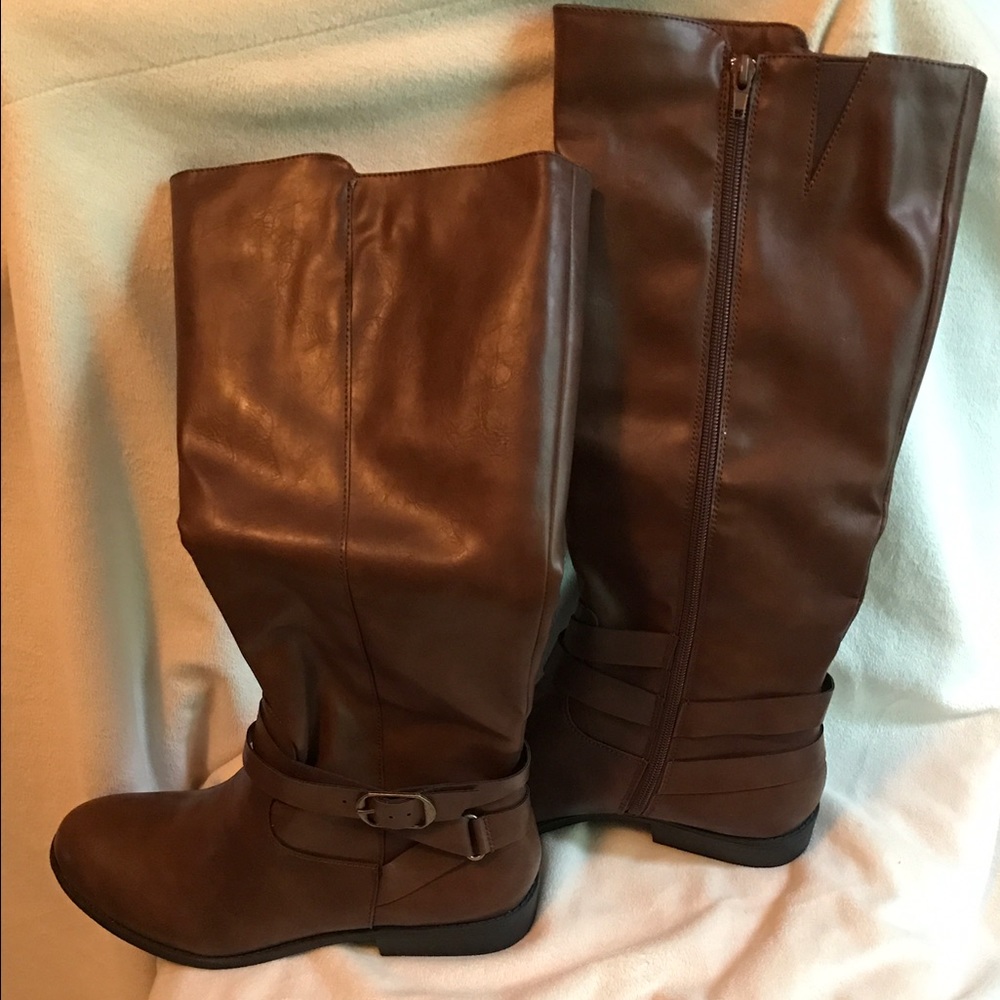BTAND NEW Brown boots