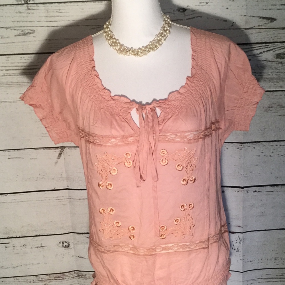 Cute salmon top! Size M