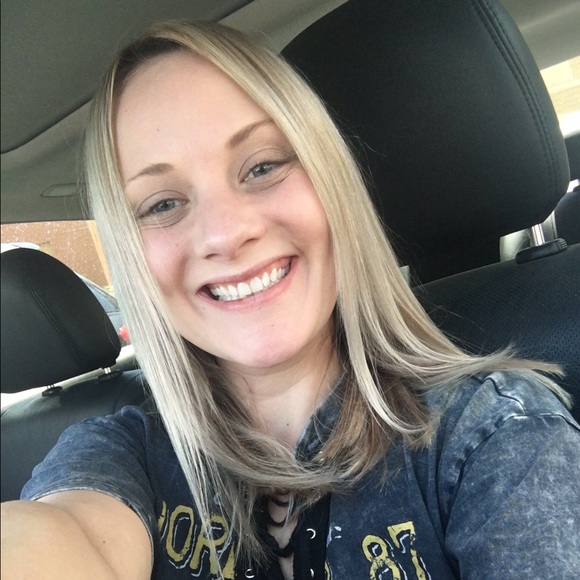 Meet your Posher, Lindsey - Picture 2 of 4