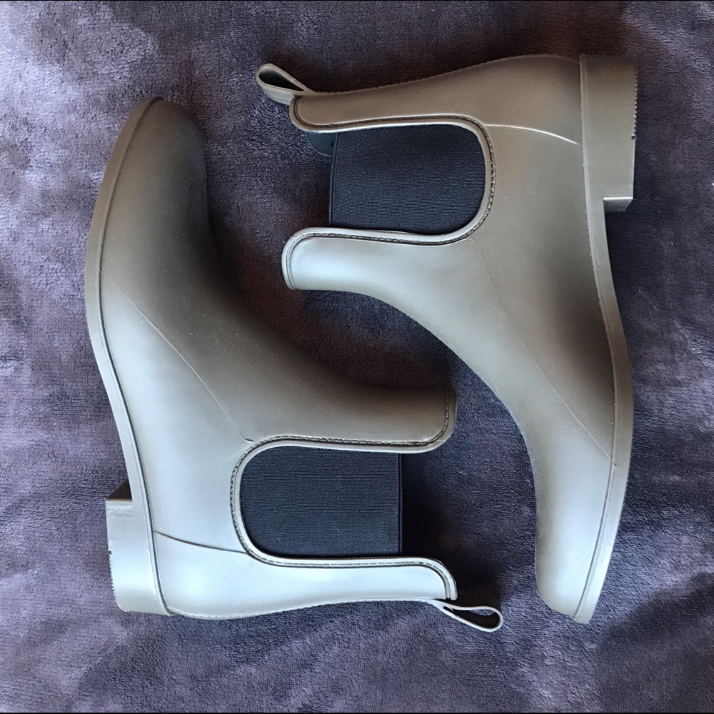 BRAND NEW/NEVER WORN Green/Grey rain booties