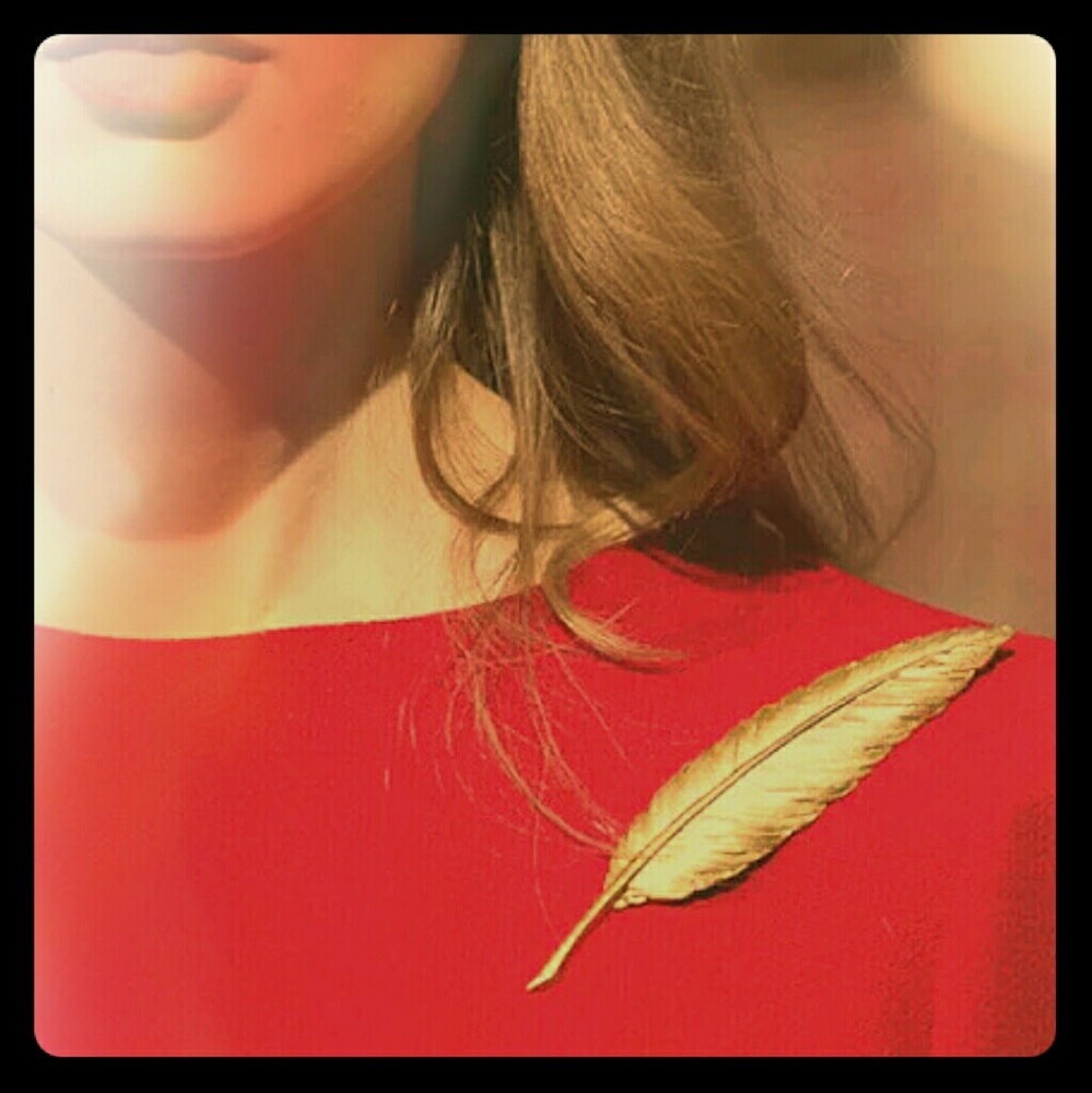 Gold Vintage style Leaf Pendant Brooch Pin NWOT