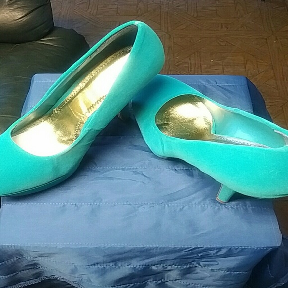 GREEN SUEDE LIKE HEELS - Picture 1 of 4