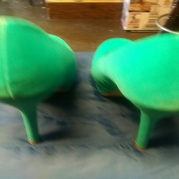 GREEN SUEDE LIKE HEELS - Picture 2 of 4