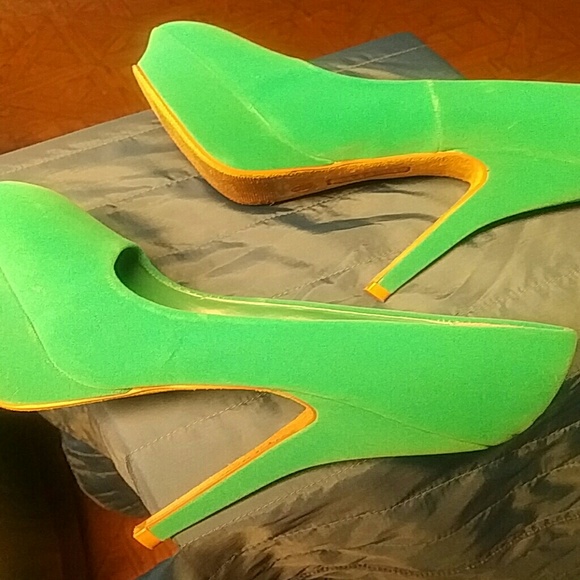 GREEN SUEDE LIKE HEELS - Picture 3 of 4