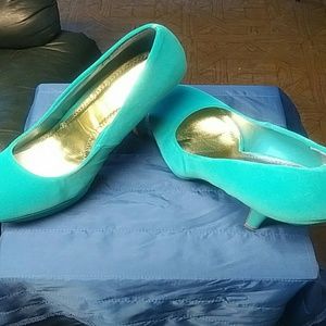 GREEN SUEDE LIKE HEELS