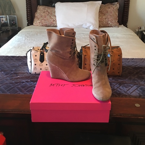 Betsey Johnson Daynaa Taupe Suede Wedges - Picture 2 of 4