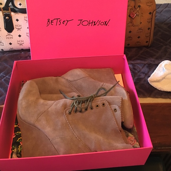 Betsey Johnson Daynaa Taupe Suede Wedges - Picture 4 of 4