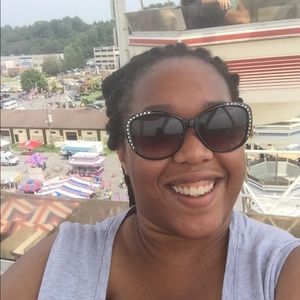 Meet your Posher, Alexis