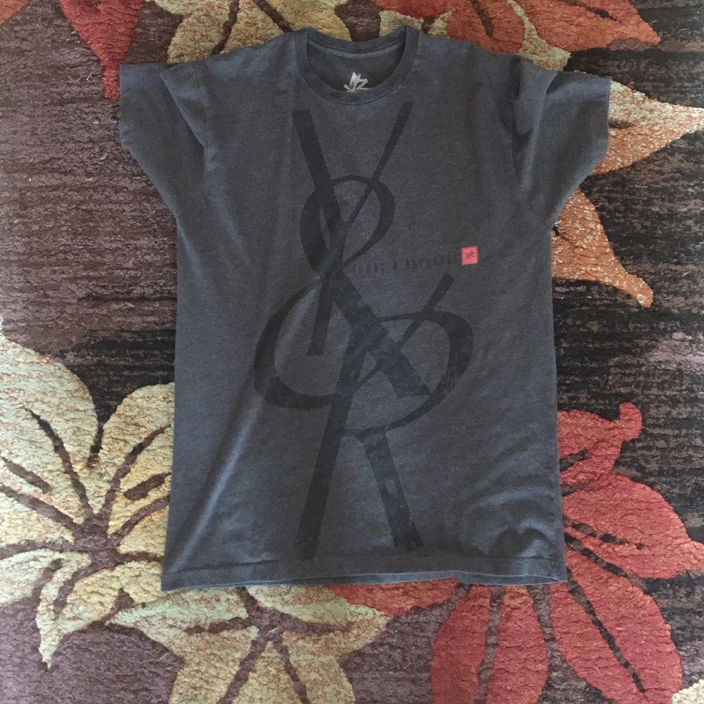 Grey young and reckless tee